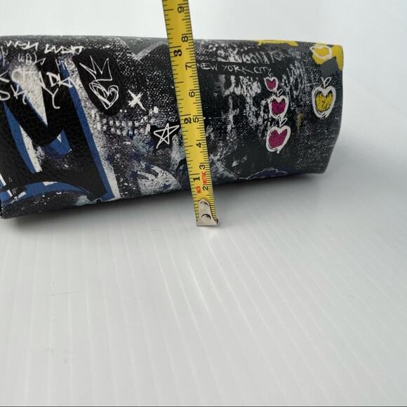 🆕 DKNY graffiti print pouch streetwear style - Picture 4 of 12